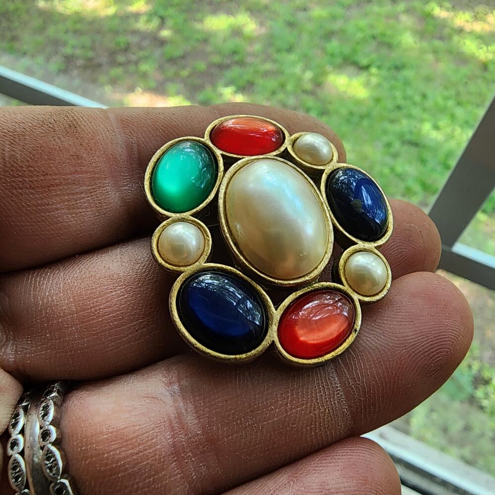 Vintage 1983 Avon Classics Gold Tone Faux Pearl & Colored Brooch Costume Jewelry - Picture 5 of 7